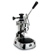 La Pavoni Europiccola espressomachine. Deze espressomachine is voorzien van een grote bronzen boiler en handel waarmee u zelf de doorstroomsnelheid door de koffie kunt regelen. Gemaakt om lang mee te gaan en te genieten van een lekkere espresso!