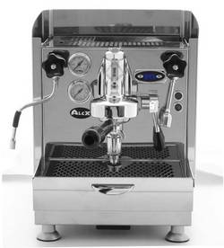 De Izzo Alex Duetto II espressomachine bevat waarschijnlijk alles wat u wenst. De Izzo Alex Duetto II is een professioneel espressoapparaat voor thuisgebruik. Een E61 broeikop, dubbele boiler, PID-regeling en degelijk gebouwd. Als u wat meer wilt en kunt besteden is de Izzo Alex Duetto espressomachine wellicht een zeer goede keus.