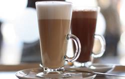 Een goede koffie verkeerd bevat 1/3 koffie en 2/3 deel warme volle melk, geserveerd in een glas het lekkerst!
